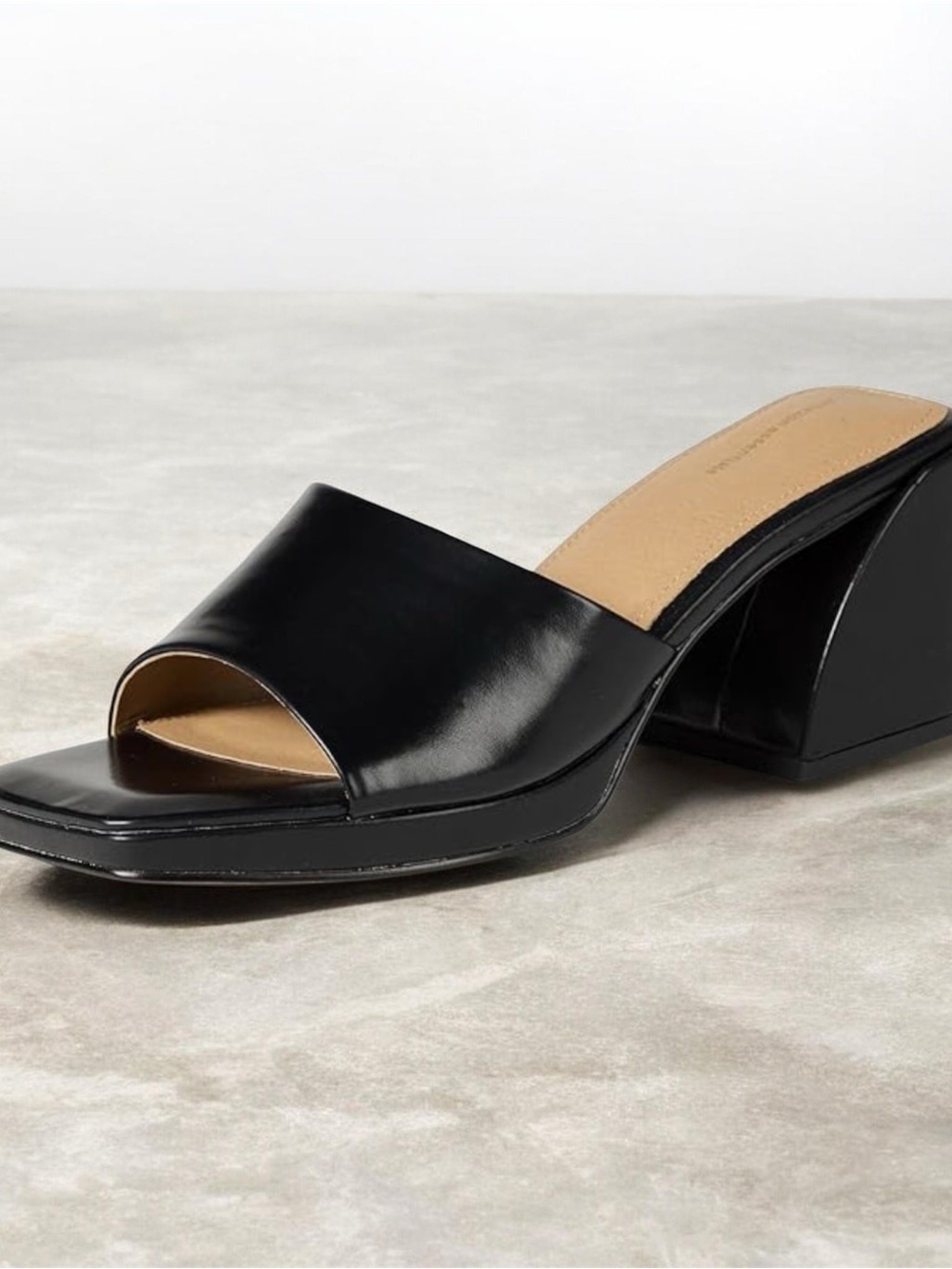 Amazon Essentials Black Patent Open-Toe Block Heel Mule - Picture 2 of 4
